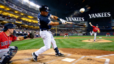 MLB纽约洋基主场对阵波士顿红袜比赛中击球员挥棒瞬间