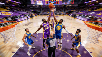 NBA常规赛洛杉矶湖人对阵金州勇士比赛中球员跳球瞬间